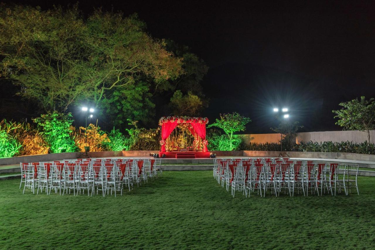 Radisson Blu Hotel & Spa, Nashik Exterior photo